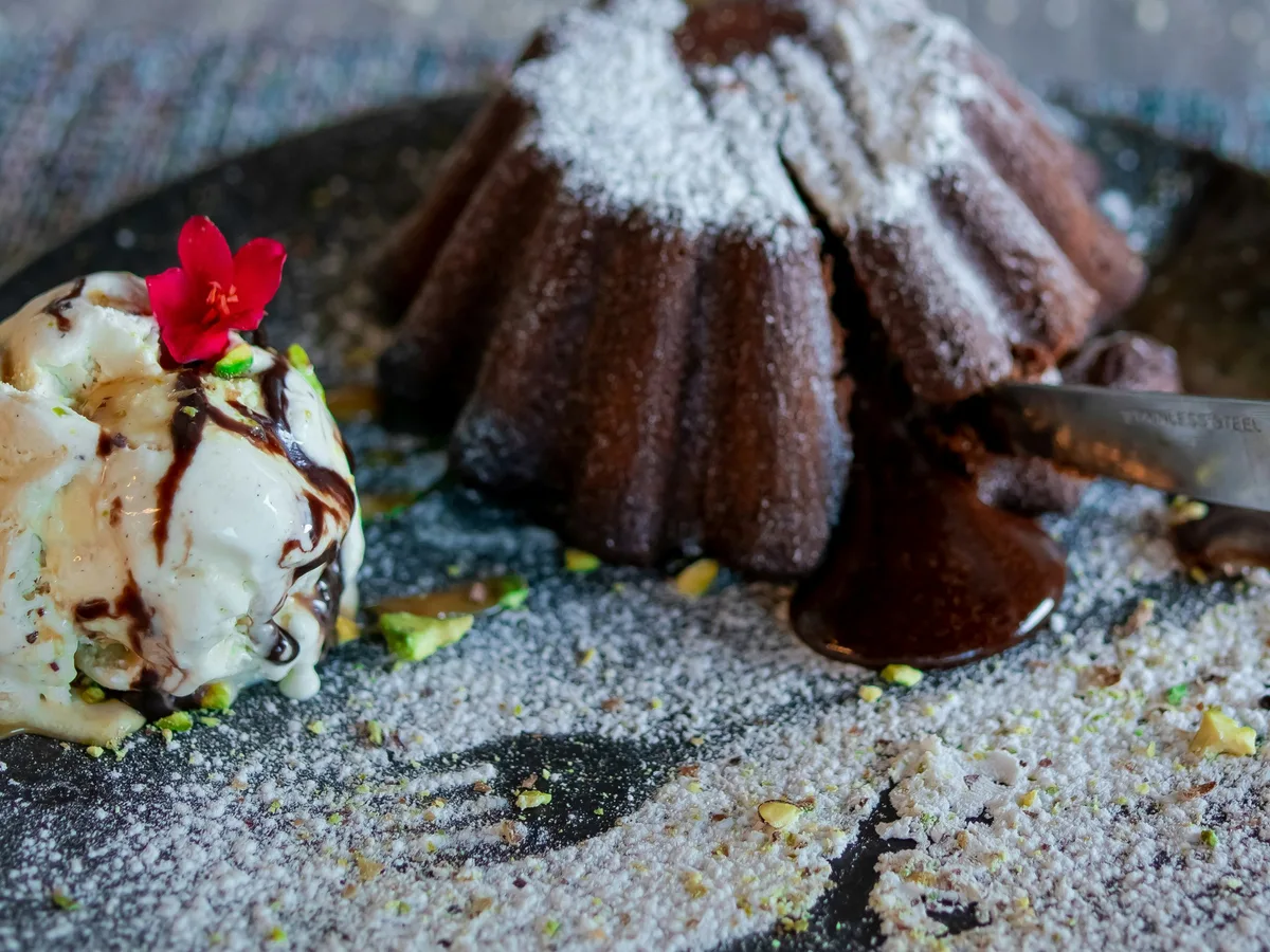 Warmer Schokokuchen mit flüssigem Kern und Eis