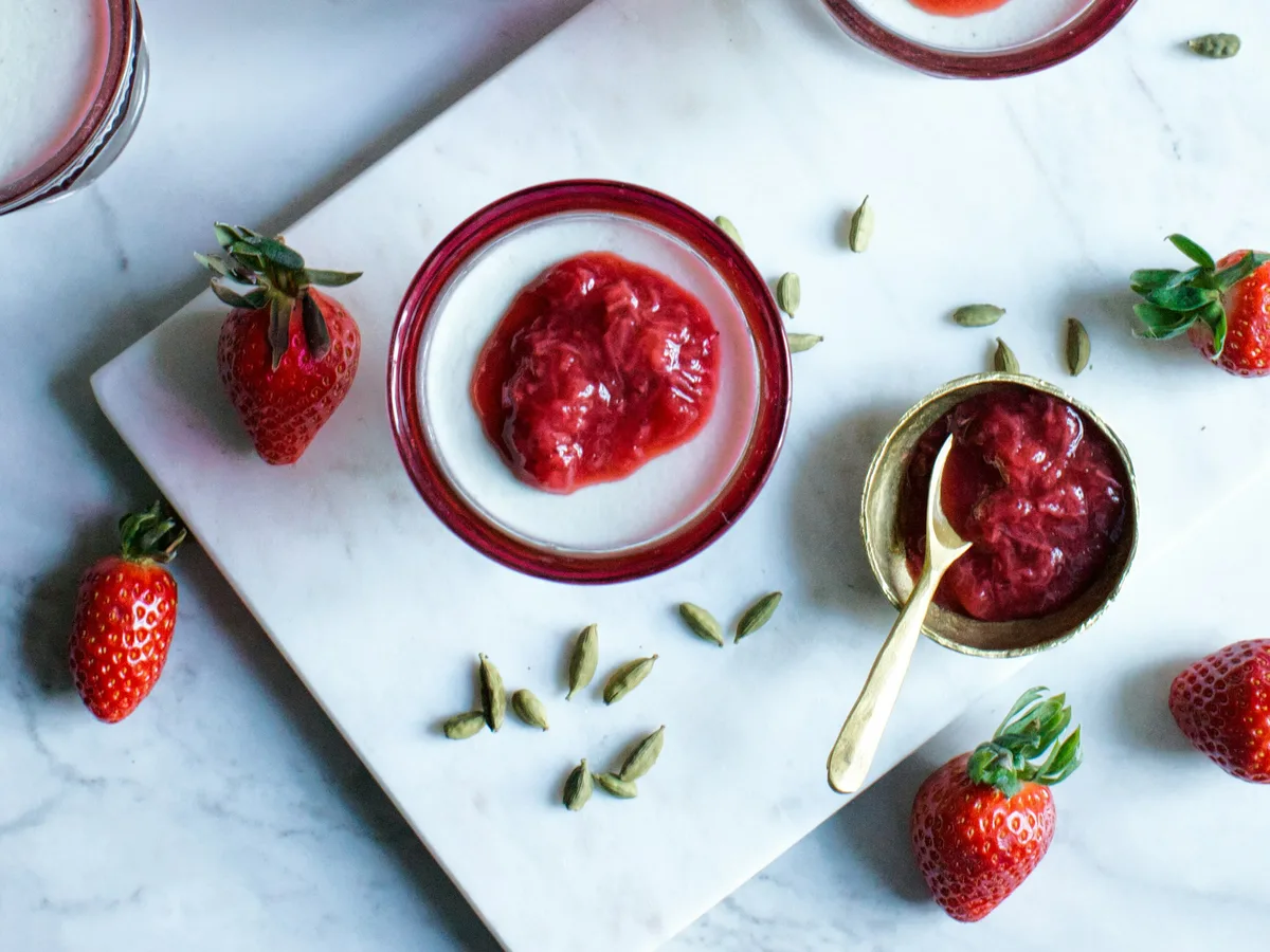 Panna Cotta mit Erdbeersauce im Glas, garniert mit frischen Erdbeeren