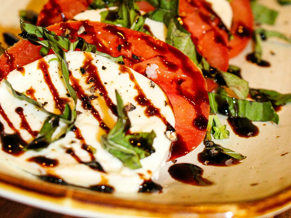 Caprese-Salat mit Tomaten, Mozzarella und Basilikum