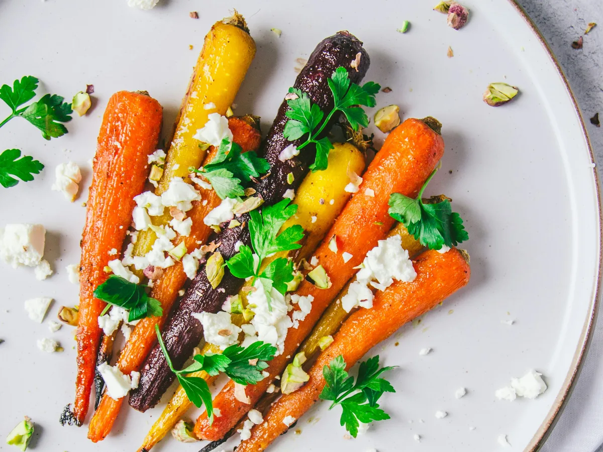 Geröstete Möhren in verschiedenen Farben mit Feta und Kräutern