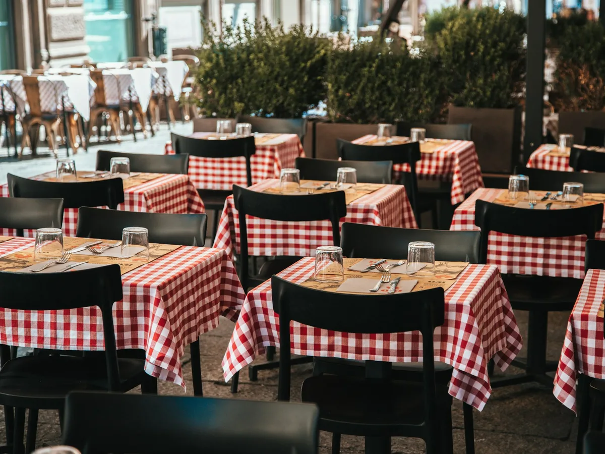 Italienisches Restaurant mit rot-weiß karierten Tischdecken
