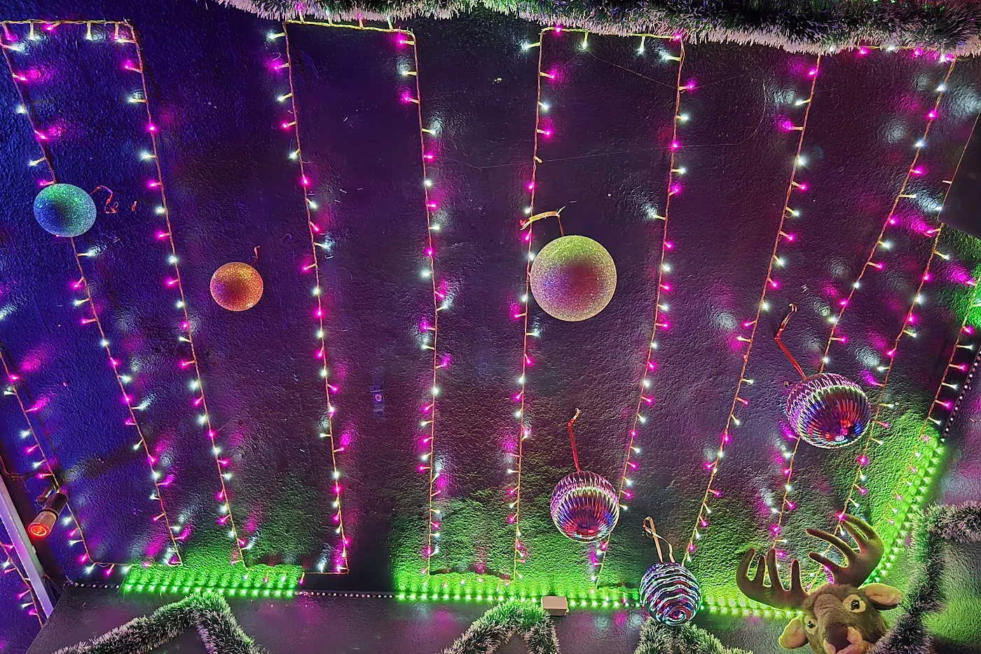 Deckenverkleidung mit Lichterketten in Pink und Grün