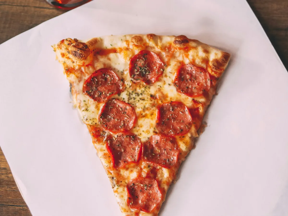 Pizza mit Peperoni-Salami und Käse
