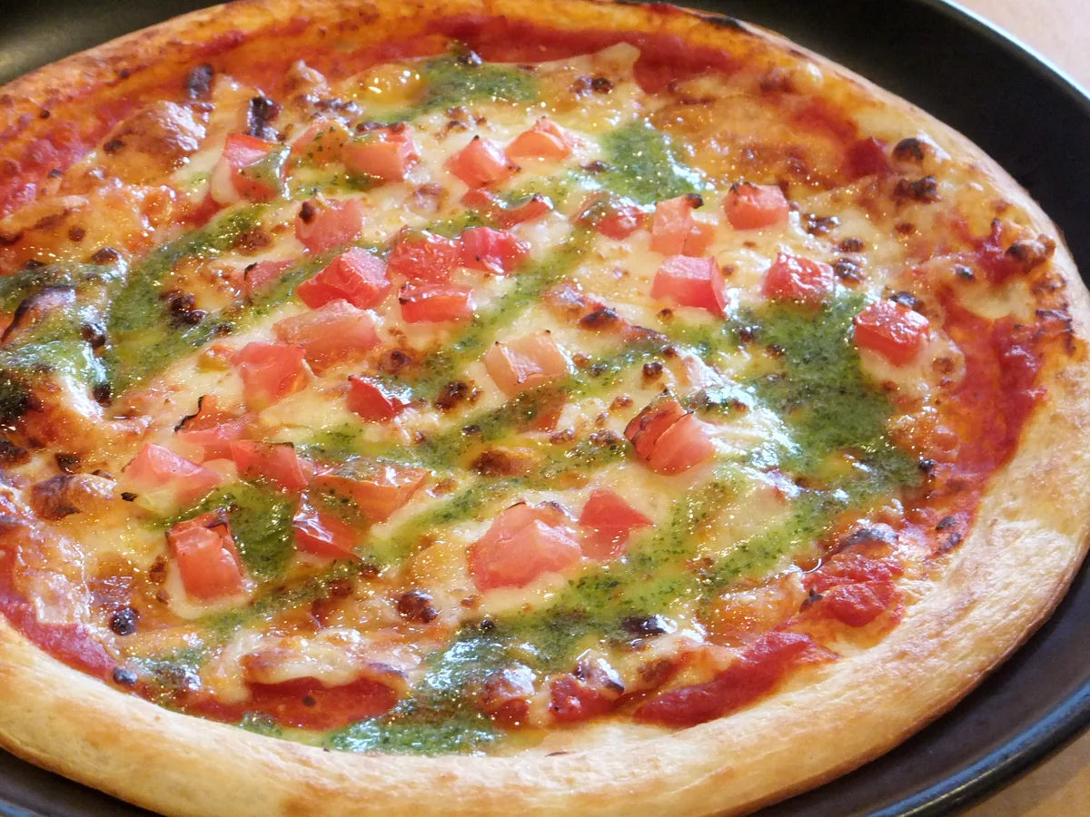 Pizza mit Tomate, Mozzarella und Basilikum