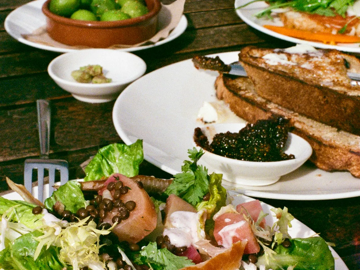 Teller mit Salat und Sandwich