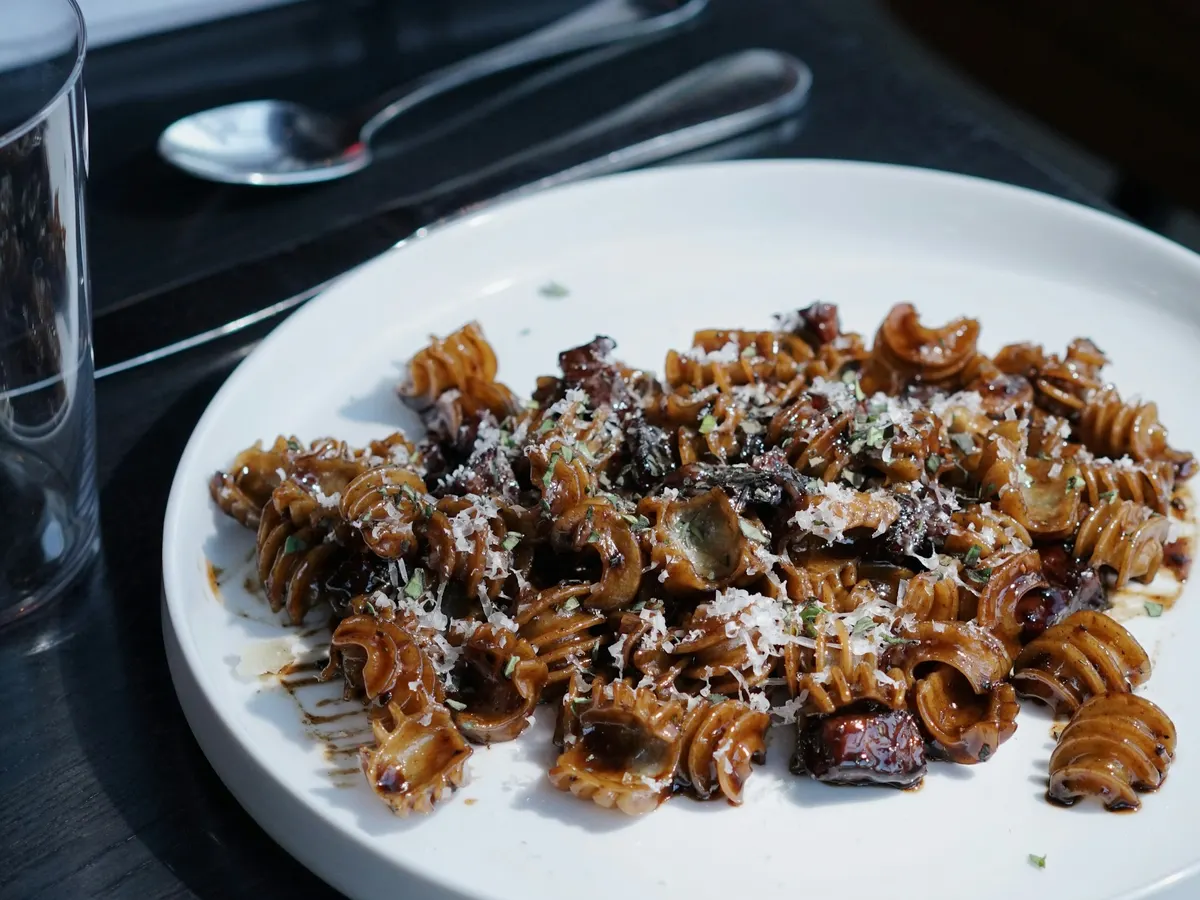 Teller mit Pasta und Fleisch