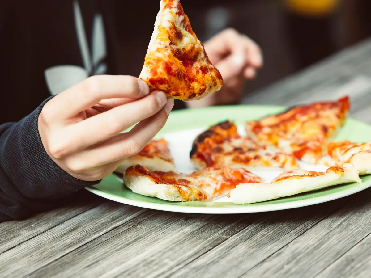 Pizzastück auf einem weißen Teller, zweites Motiv
