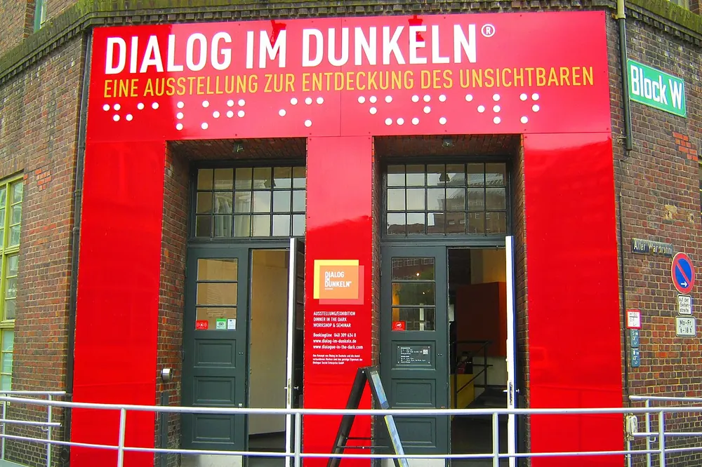 place-dialog-im-dunkeln.webp
