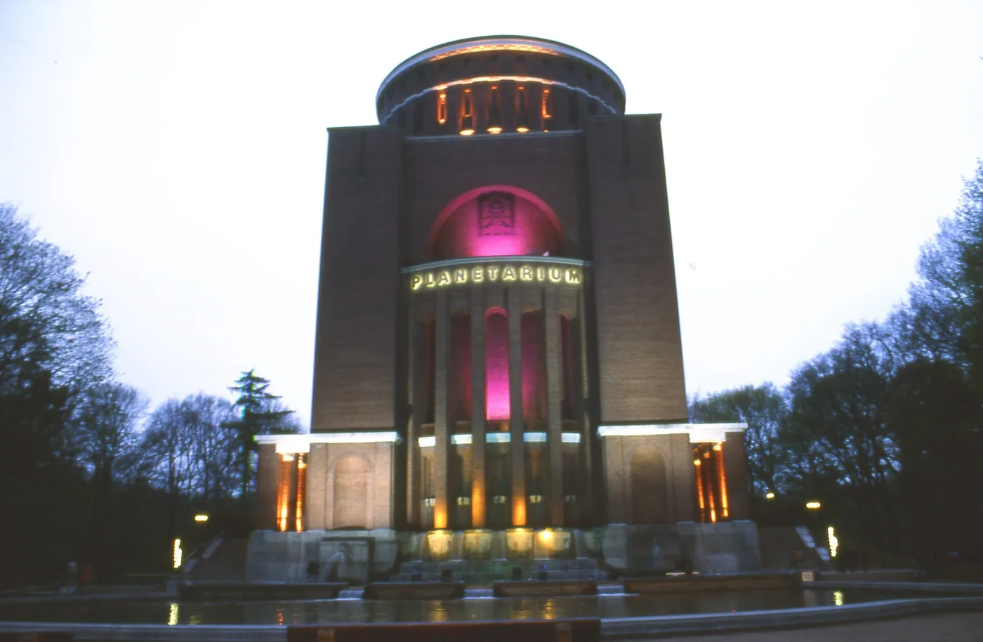 Beleuchtetes Planetarium Hamburg im ehemaligen Wasserturm bei Nacht