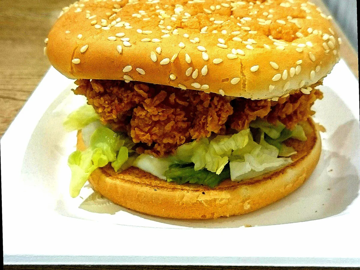 Burger mit Pommes auf einem Teller