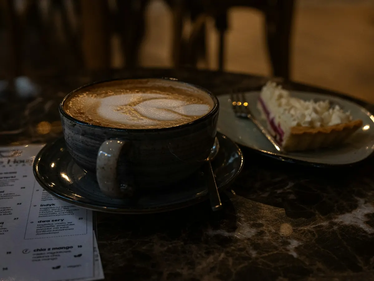Kaffee und ein Stück Kuchen auf dem Tisch