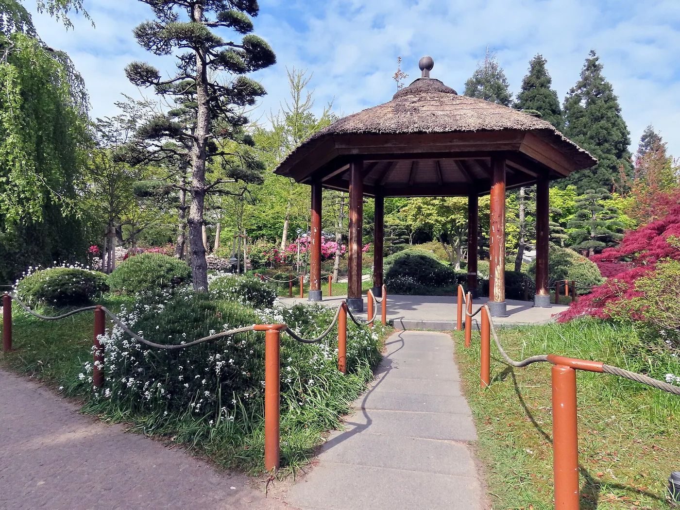 Pavillon mit Reetdach im Japanischen Garten von Planten un Blomen