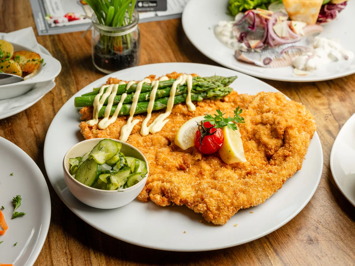 Schnitzel mit Zitrone, Gurkensalat und Beilagen