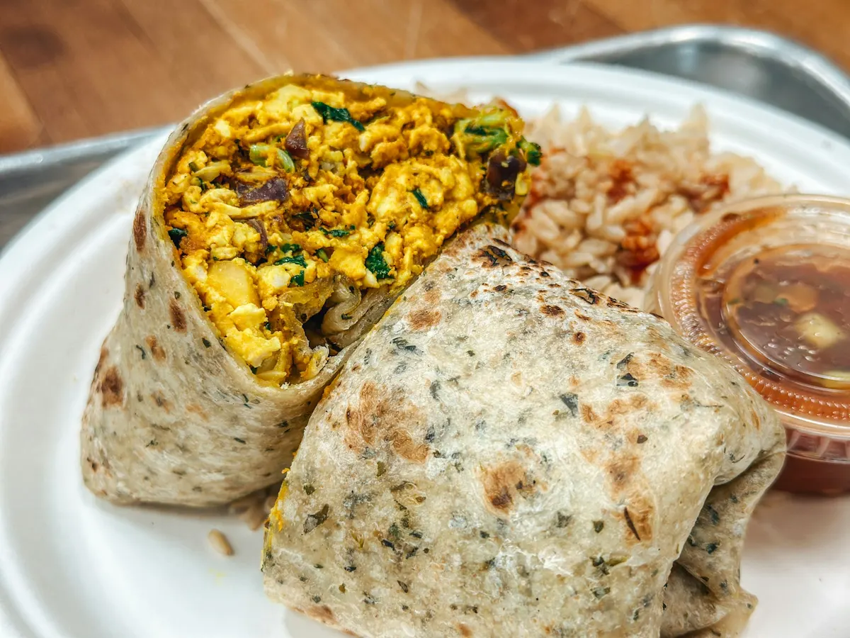 Weißer Teller mit Burrito und Reis