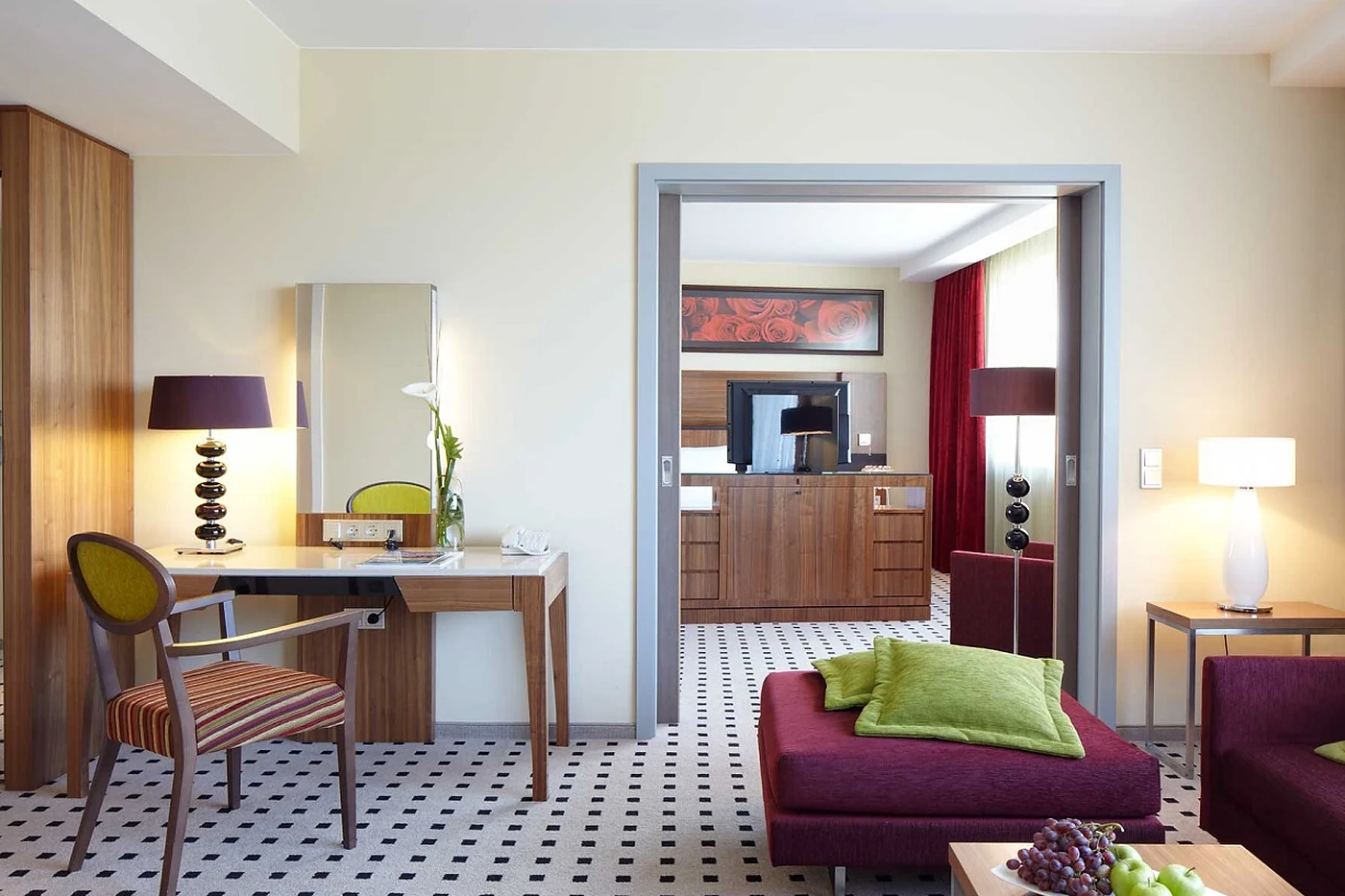 Suite mit Schreibtisch, Sesseln und offenem Durchgang