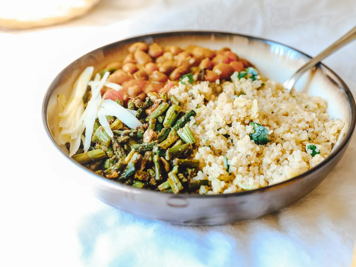 Indisches Thali mit mehreren Beilagen