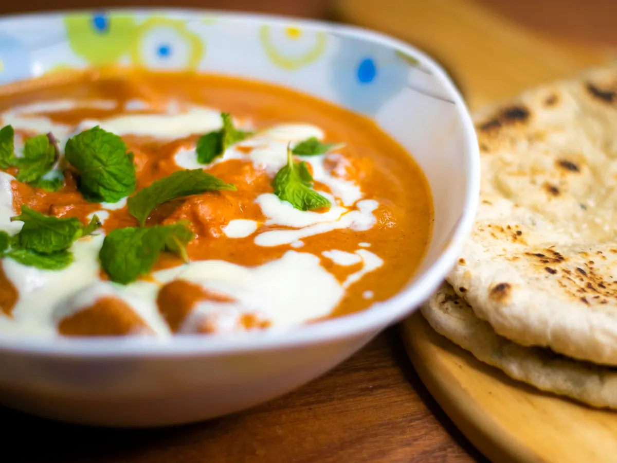 Cremiges Curry mit frischer Minze und Naanbrot
