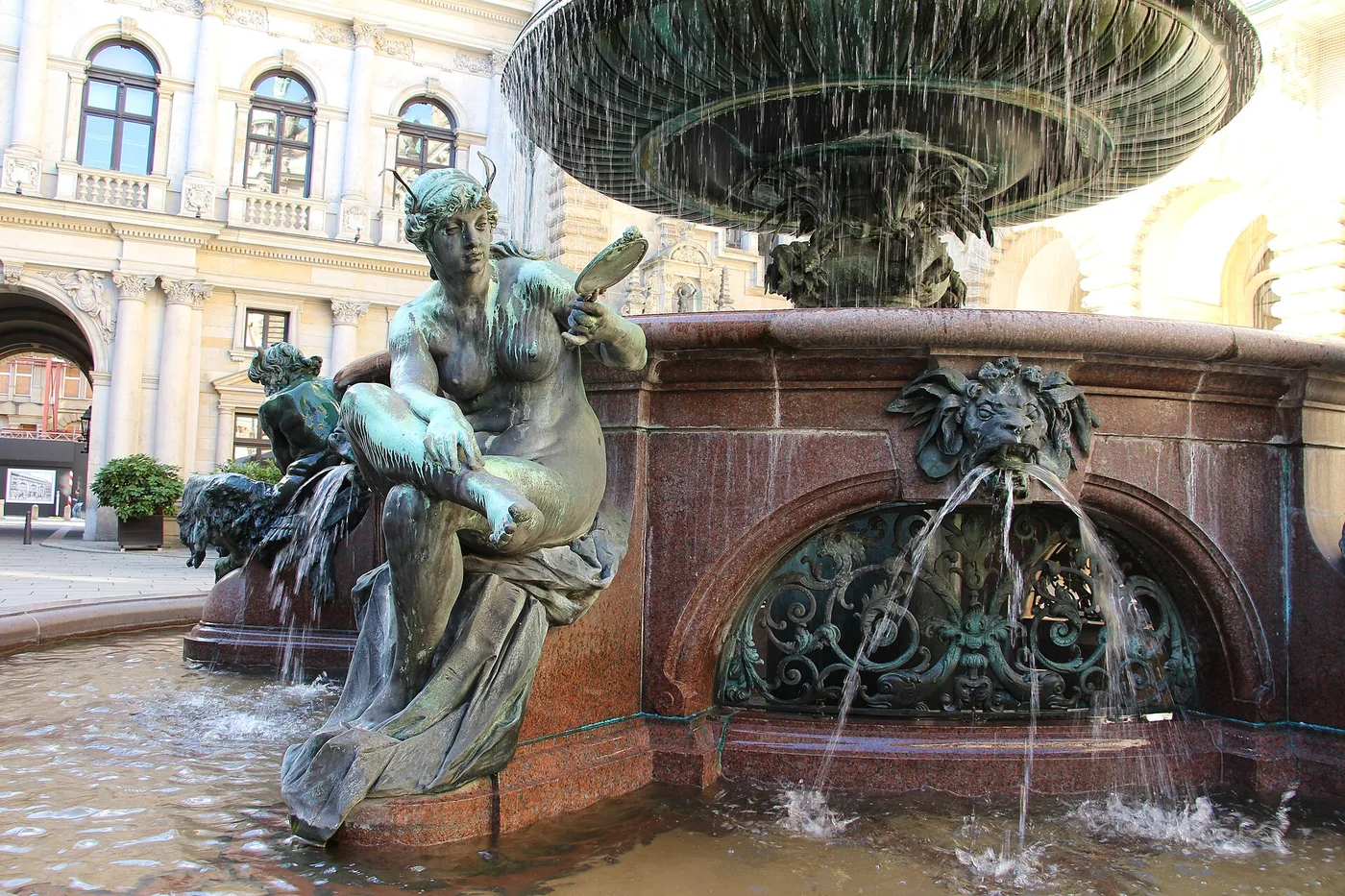 Hygieia-Brunnen im Innenhof des Hamburger Rathauses mit Bronzefiguren
