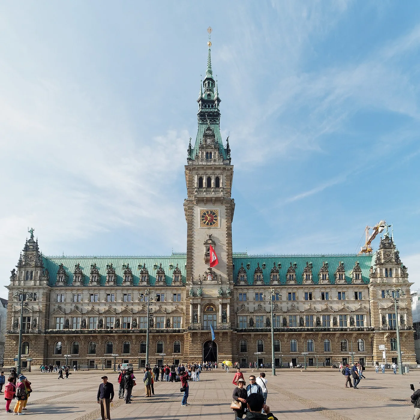 Hamburger Rathaus mit Turm frontal vom Rathausmarkt aus gesehen