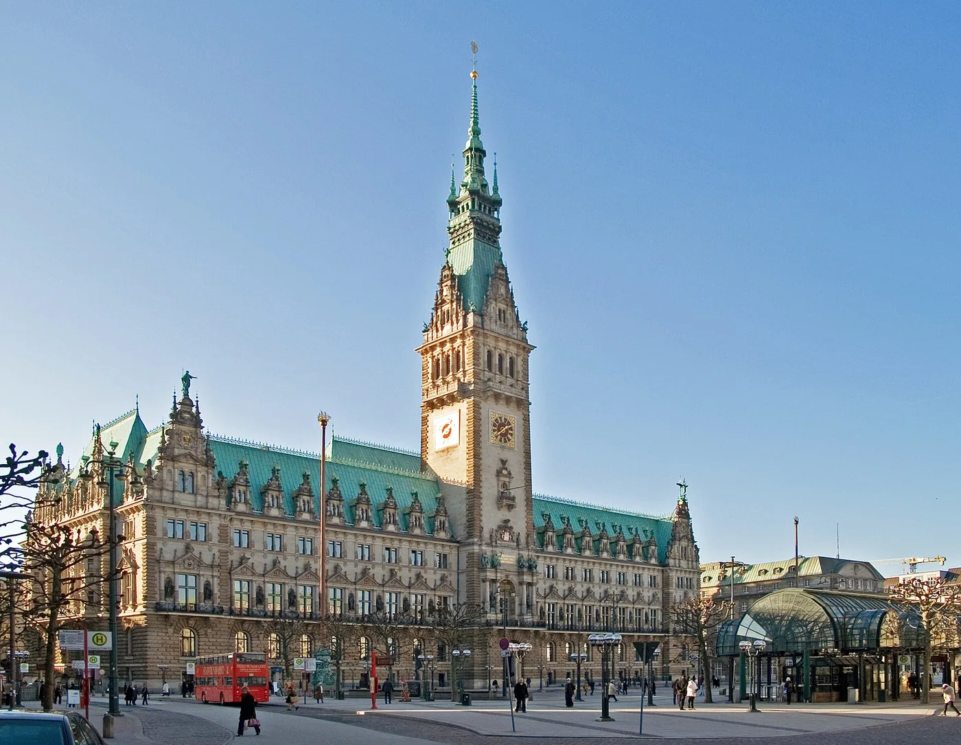 Hamburger Rathaus in der Schrägansicht mit Alsterarkaden und Rathausmarkt