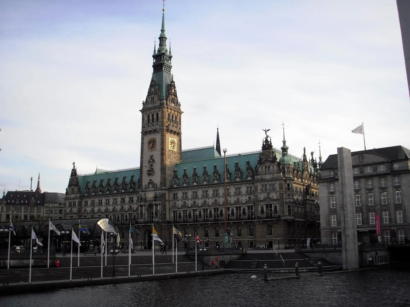 Hamburger Rathaus von der Kleinen Alster aus gesehen