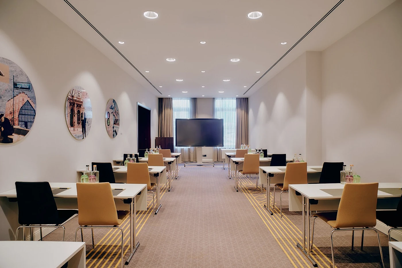 Speiseraum mit heller Decke und Sitzgruppen