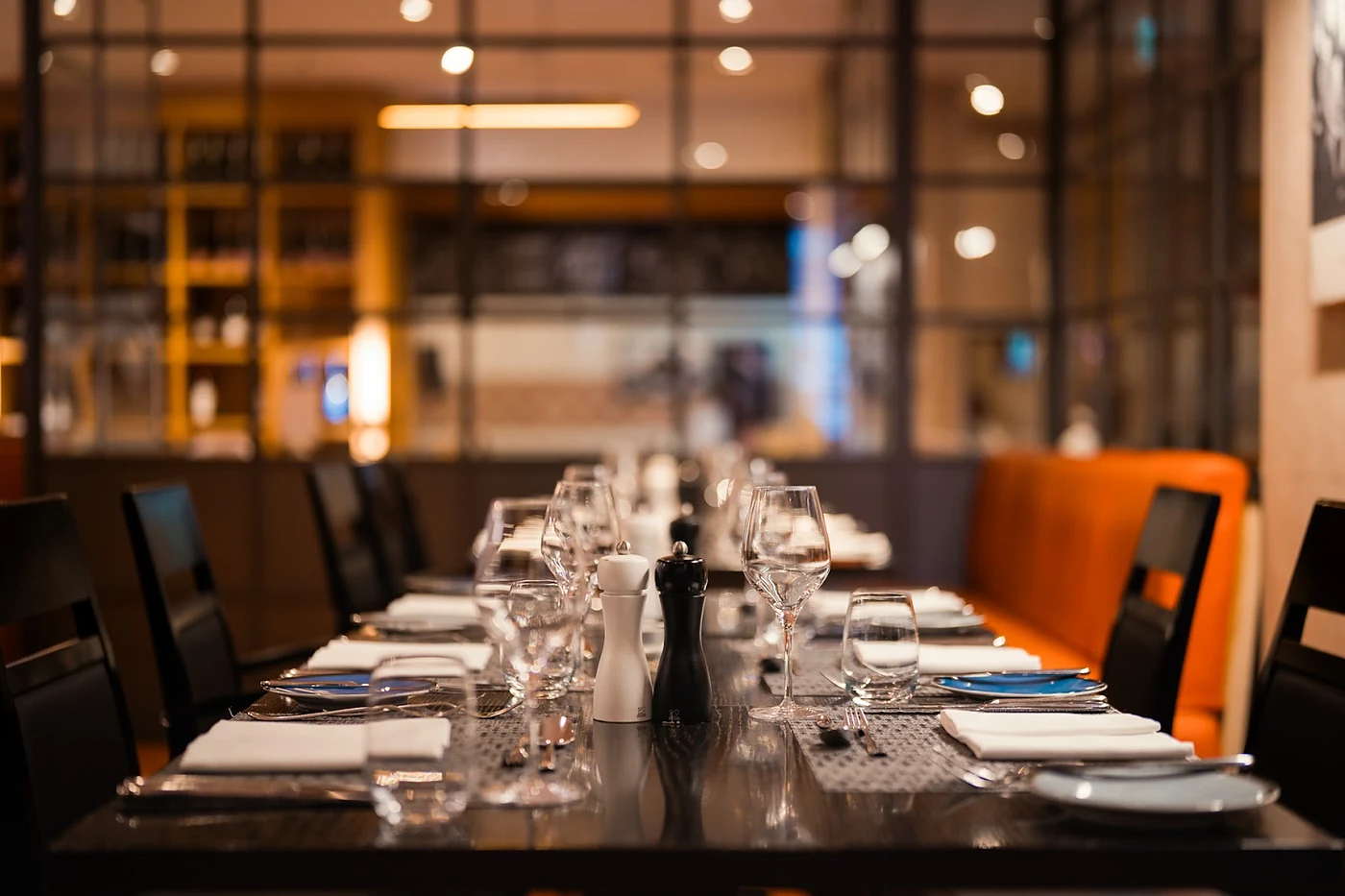 Lange Tafel mit Gläsern und Gedecken