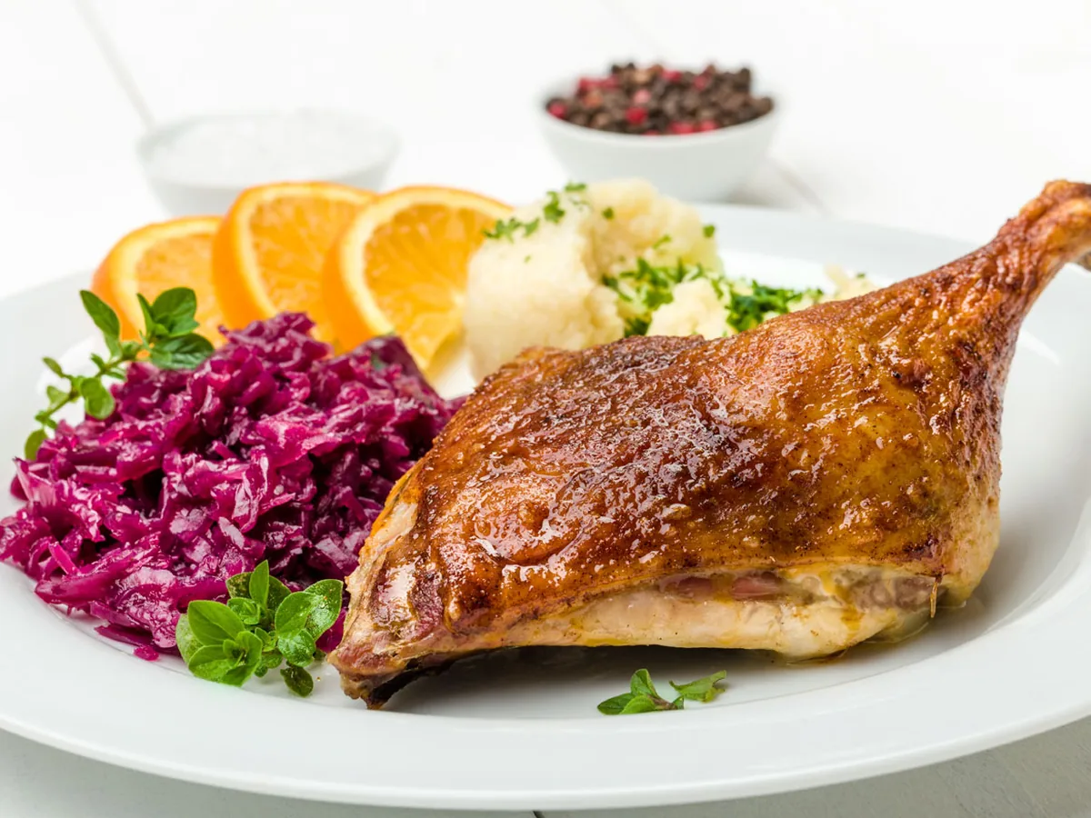 Entenkeule mit Rotkohl, Klößen und Orangenscheiben