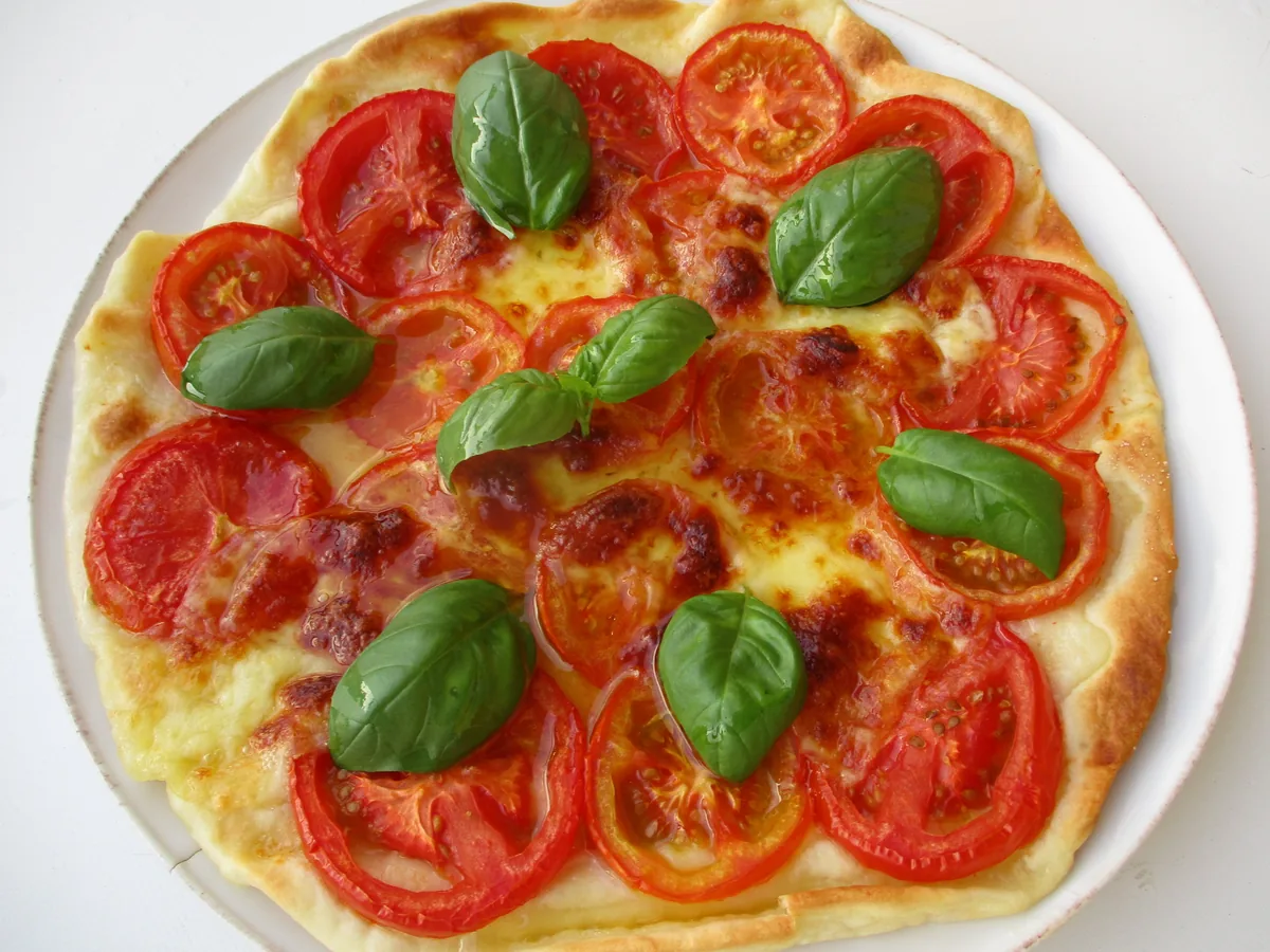 Pizza mit Tomate, Mozzarella und Basilikum