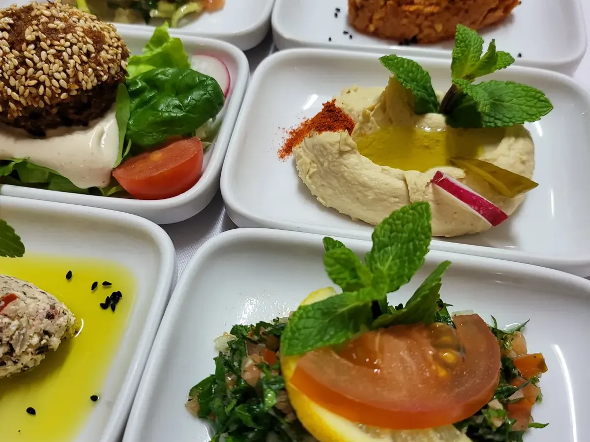 Mehrere Schälchen libanesischer Mezze mit Hummus, Tabouleh und Falafel