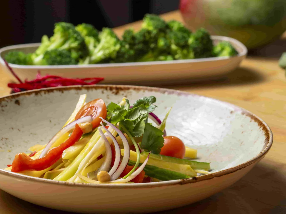 Schale mit Nudeln, Paprika, Brokkoli und Tomaten