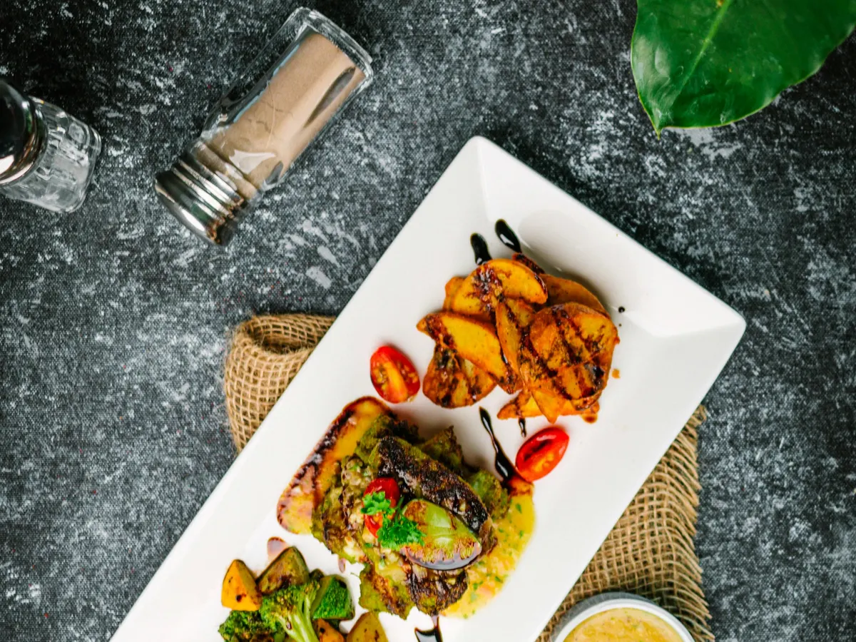 Gebratener Fisch mit Kartoffeln und Brokkoli