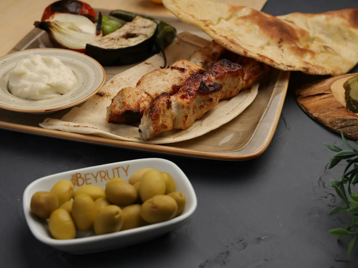 Gegrillte Hühnerspieße mit Fladenbrot