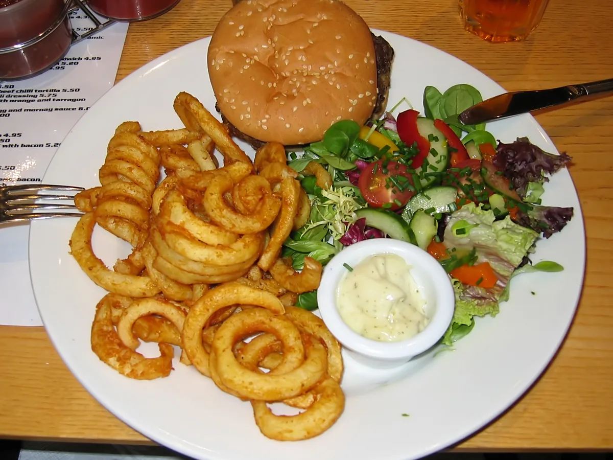 Burger mit Pommes auf einem Teller