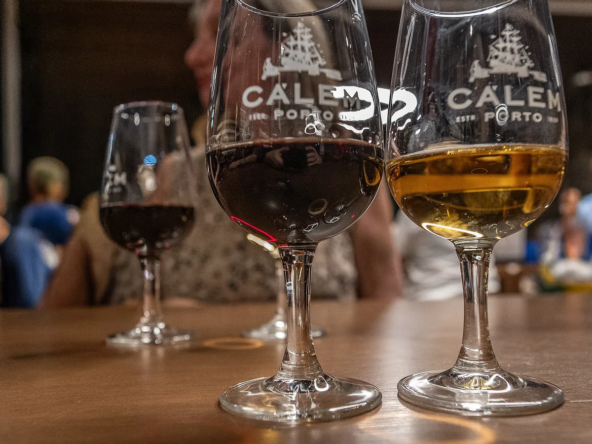 Weißwein in Gläsern auf einem Tisch