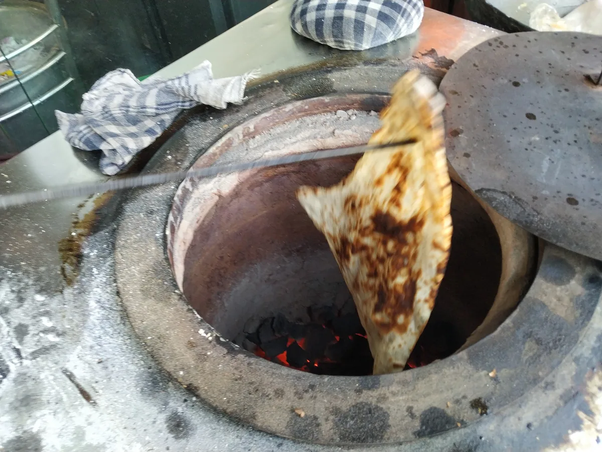 Fladenbrot auf einem Teller