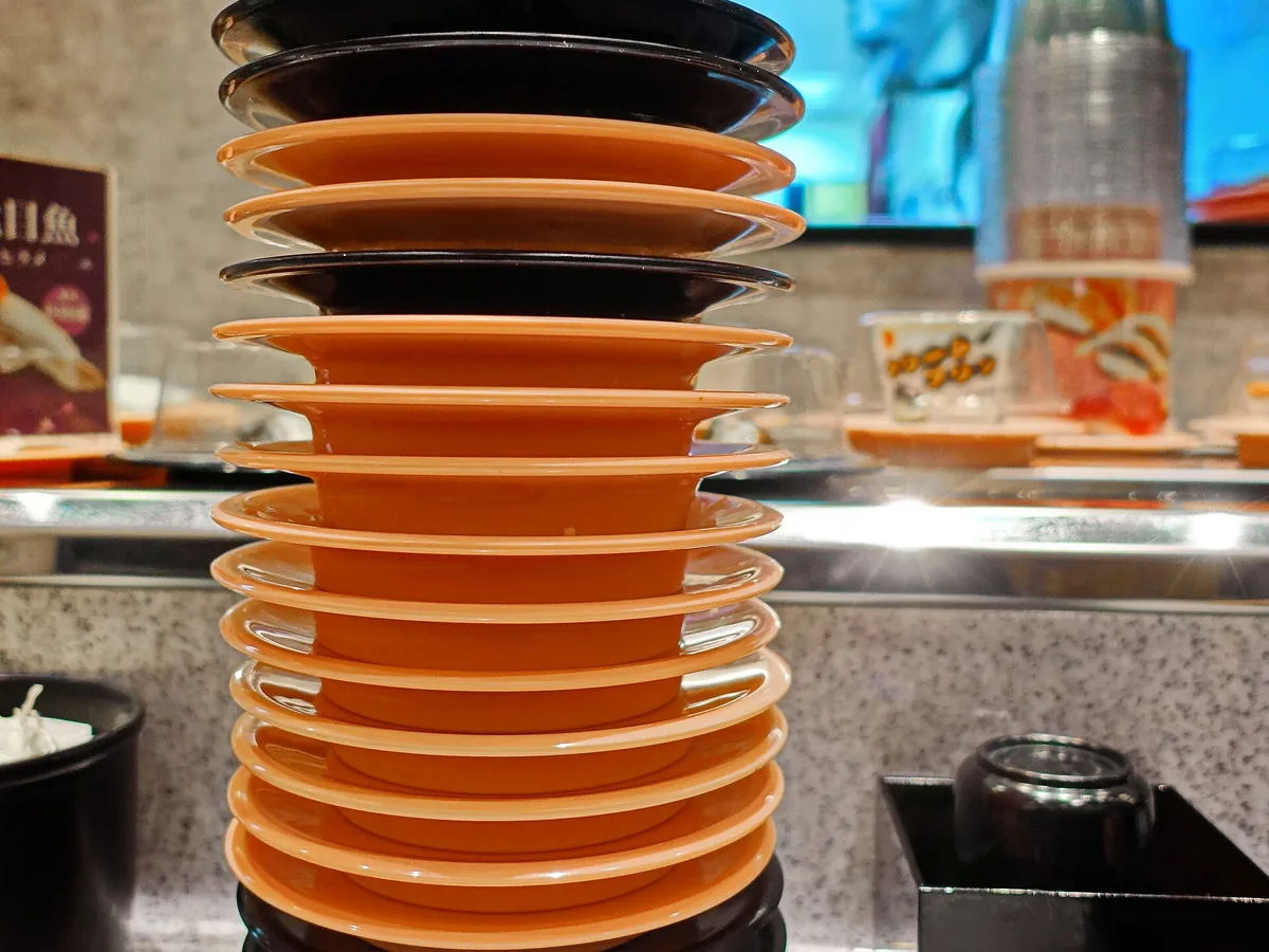 Sushi auf einem Teller angerichtet