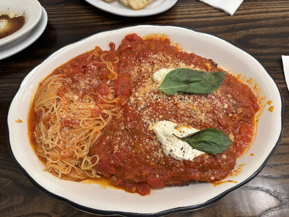 Teller Pasta mit Sauce und Kräutern
