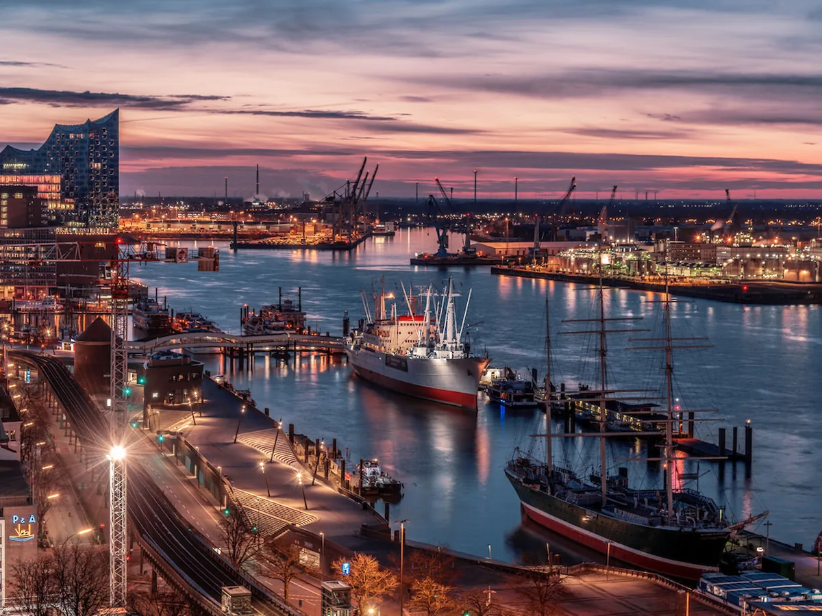 Hamburger Hafen bei Dämmerung mit beleuchteten Landungsbrücken