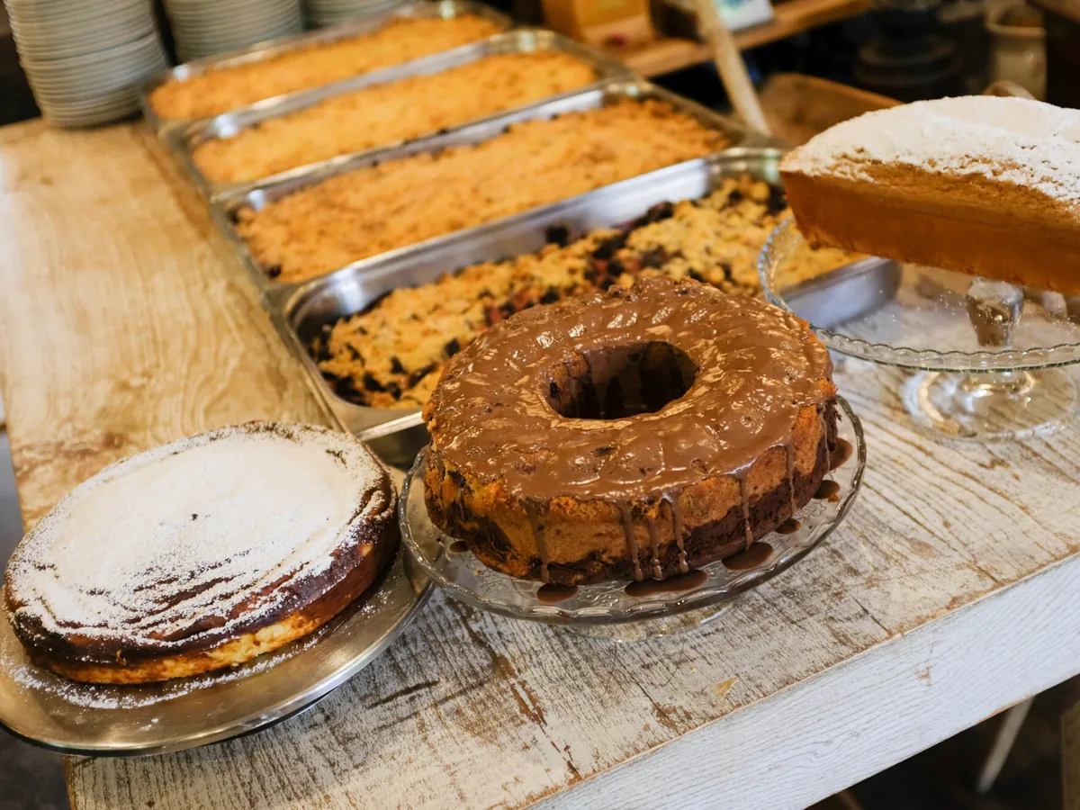 Mehrere hausgemachte Kuchen auf einem Tresen