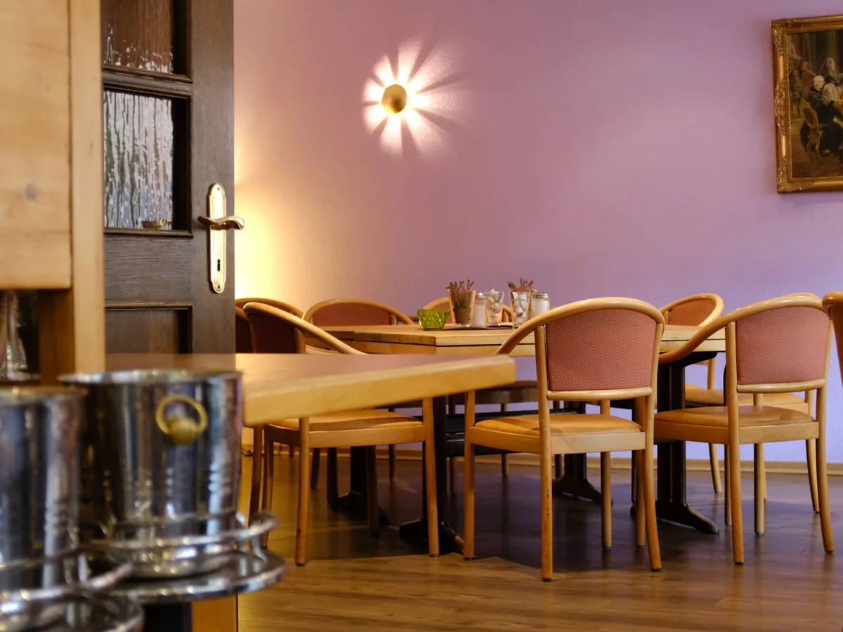 Gastraum des Seehof mit hellen Holzstühlen und langer Tafel