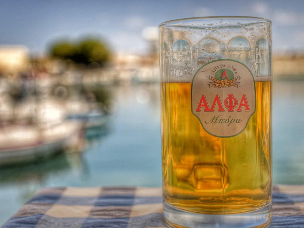 Frisch gezapftes Bier im Glas