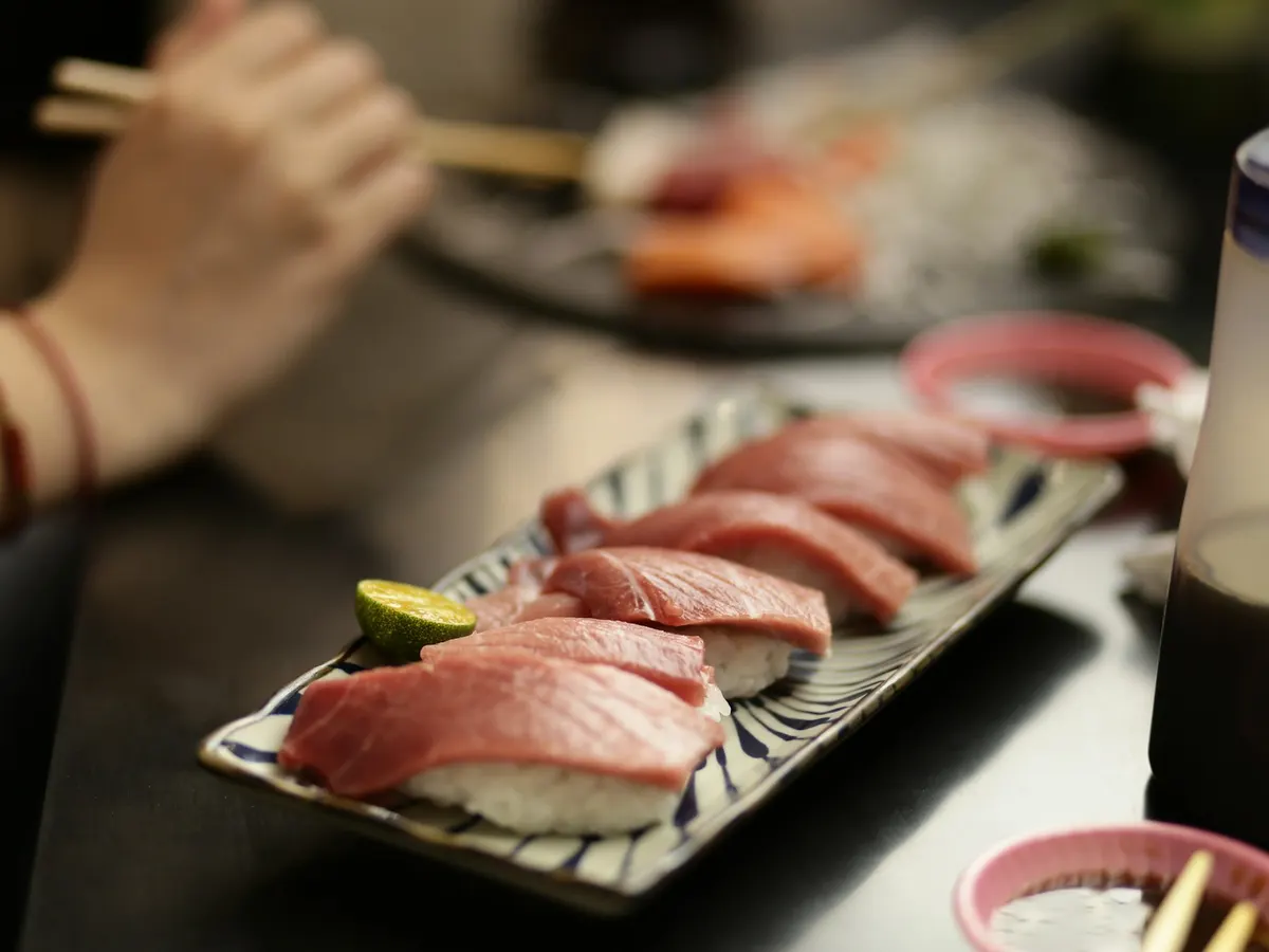 Thunfisch-Nigiri mit Limette auf einem Teller