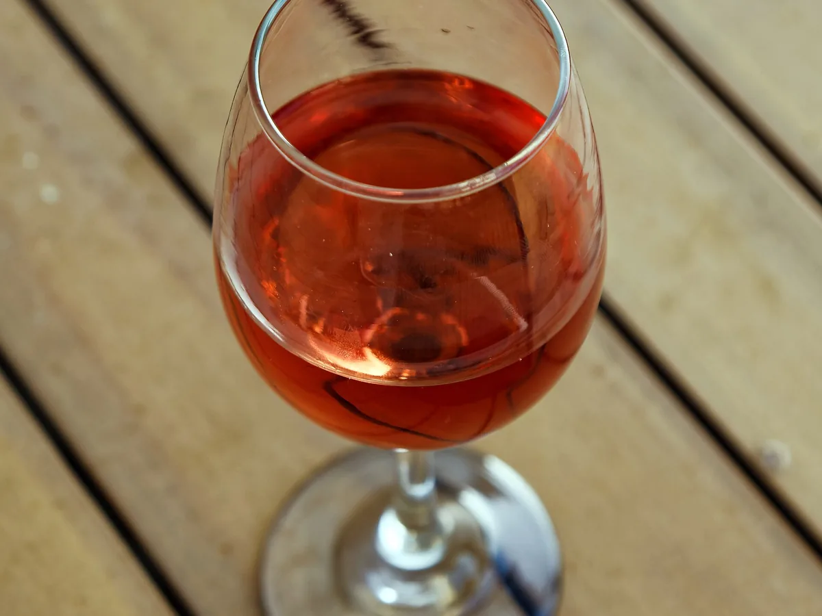 Weißwein in Gläsern auf einem Tisch