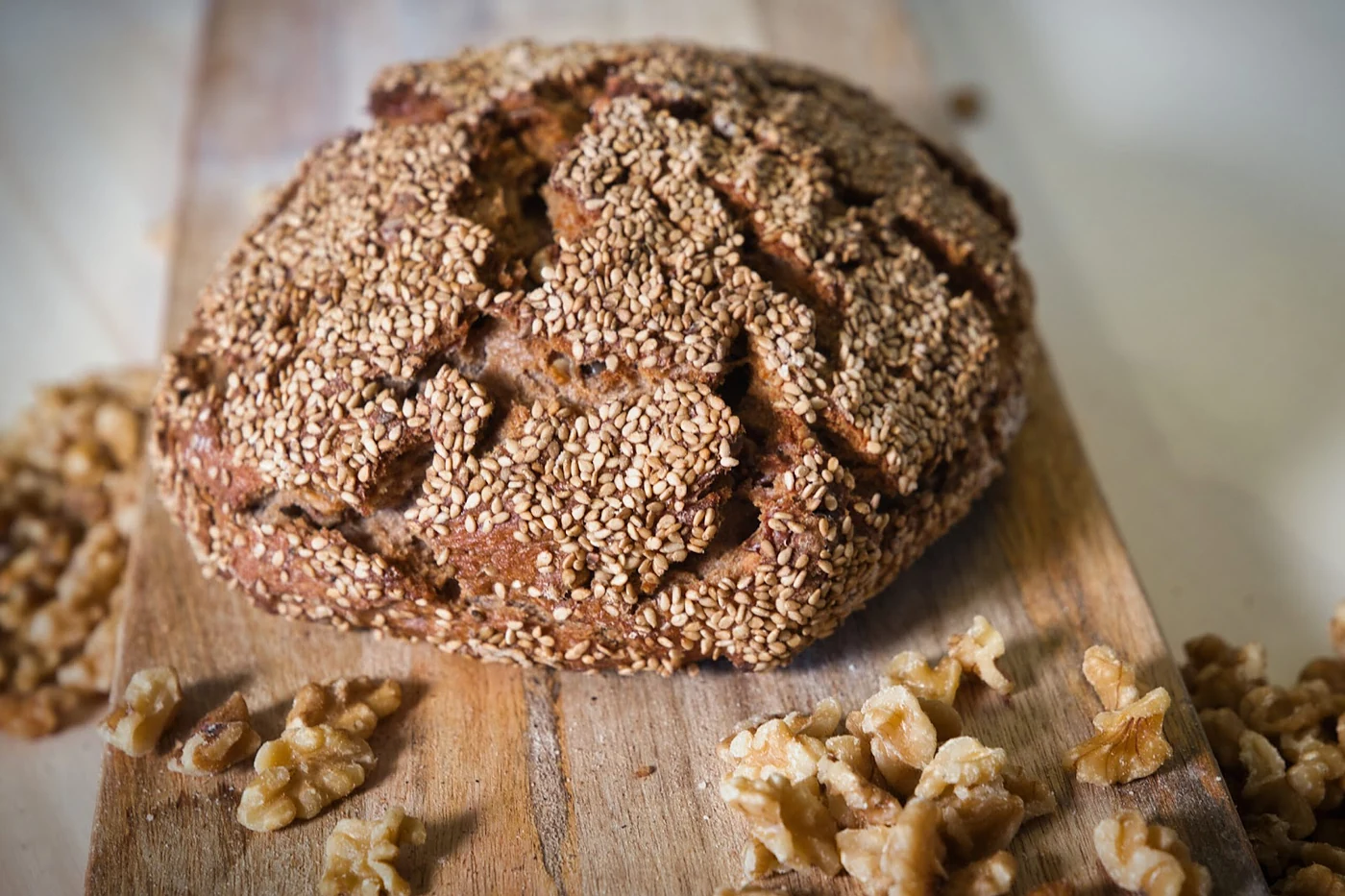 Rundes Sauerteigbrot mit Sesamkruste