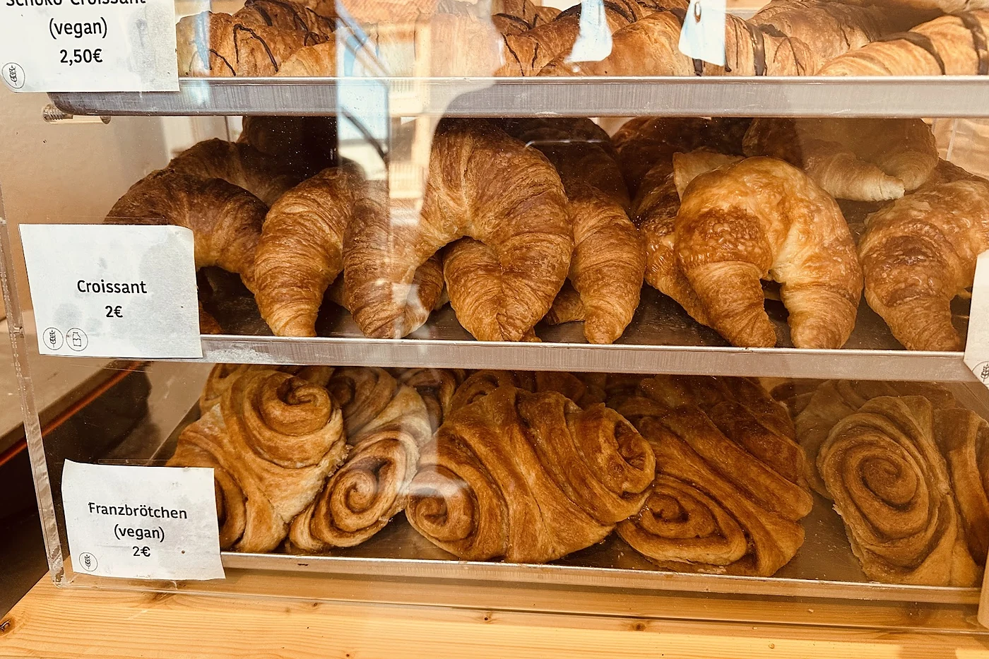 Regal mit Croissants und Franzbrötchen