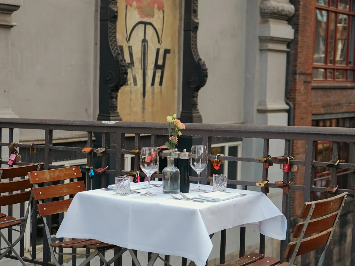 Eingedeckter Tisch mit weißer Decke auf der Terrasse des Rialto