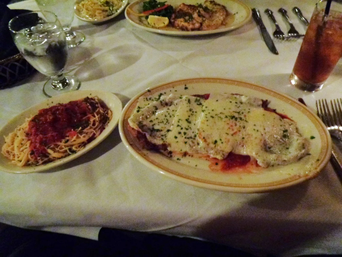 Teller Pasta mit Sauce und Kräutern