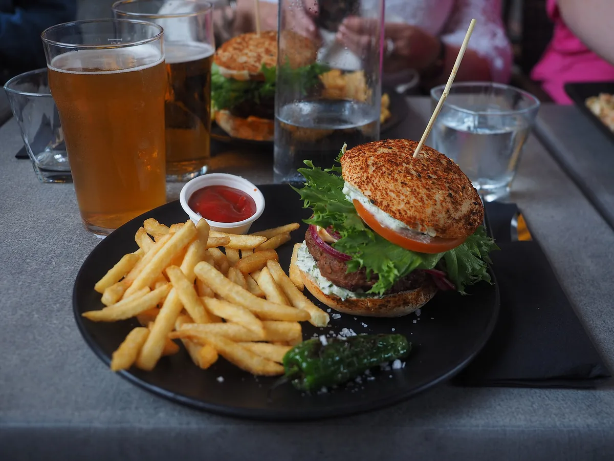 Burger mit Pommes auf einem Teller