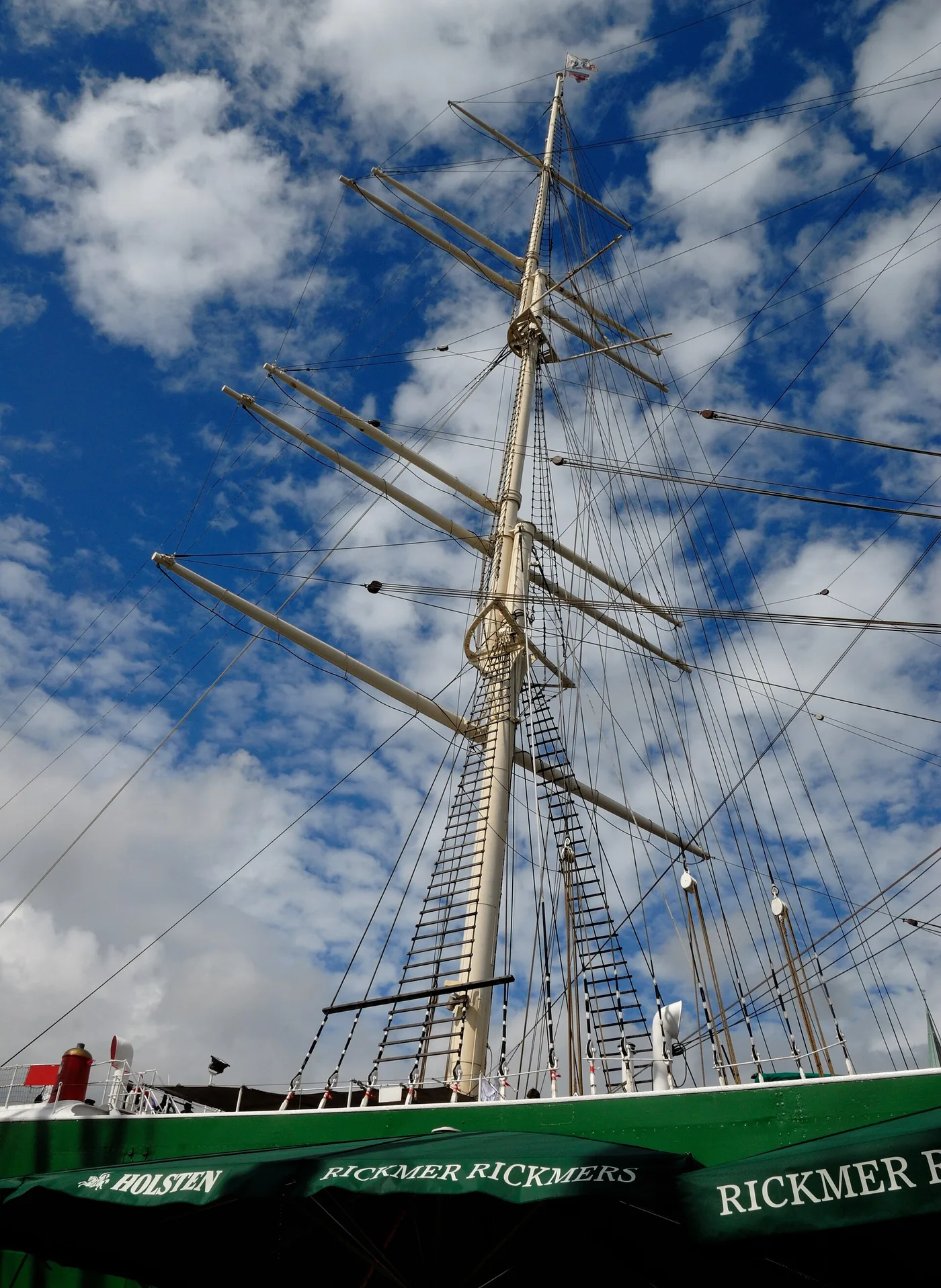 Rickmer Rickmers mit Masten und Rahen von vorn